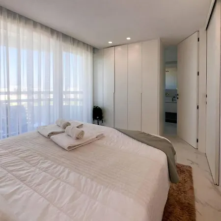 Apartamento Beira Mar, Com Garagem E Piscina. *