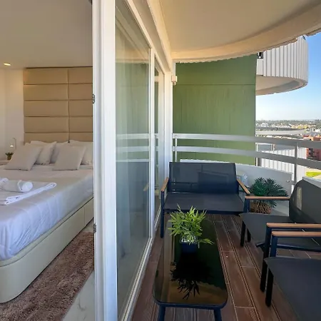 Beira Mar, Com Garagem E Piscina.