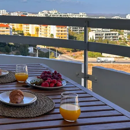 Beira Mar, Com Garagem E Piscina. Portimão