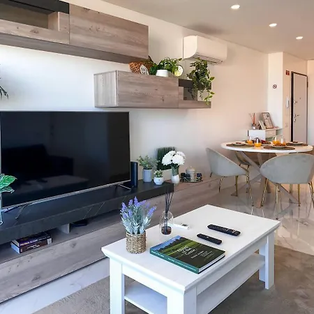 Beira Mar, Com Garagem E Piscina. Apartamento