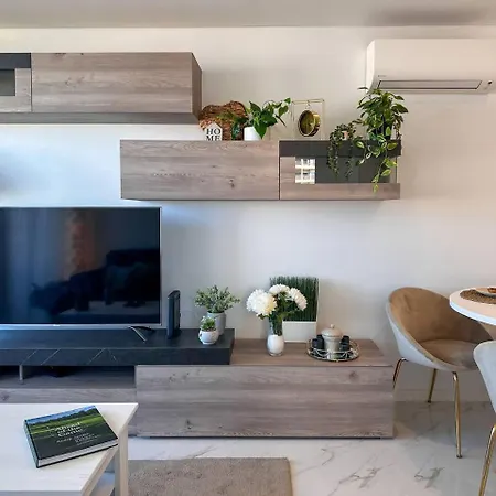 Apartamento Beira Mar, Com Garagem E Piscina.