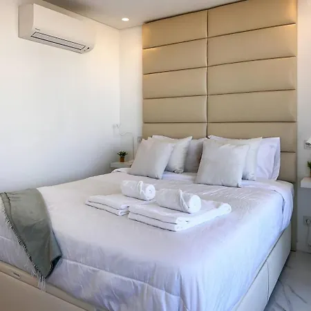 Beira Mar, Com Garagem E Piscina. Apartamento *