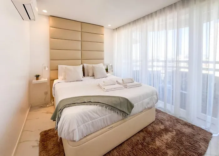 Beira Mar, Com Garagem E Piscina. * Portimão