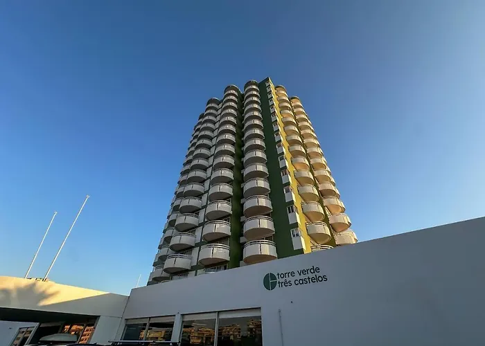 Beira Mar, Com Garagem E Piscina. * Portimão