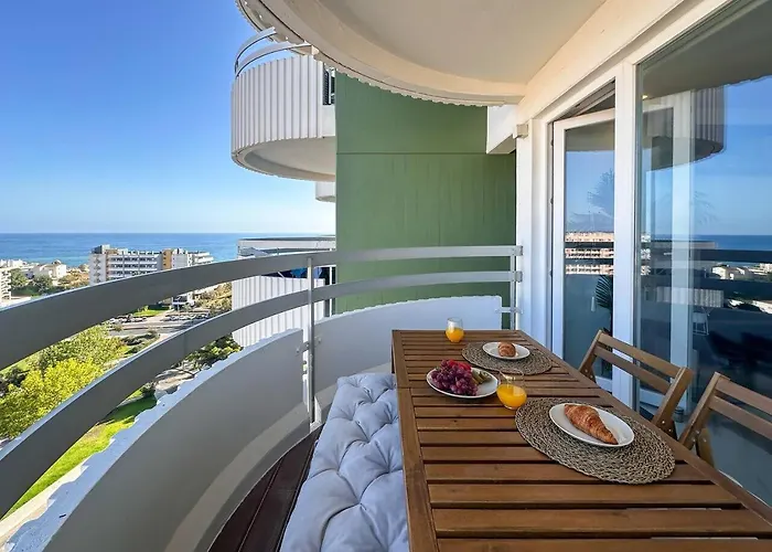 Beira Mar, Com Garagem E Piscina. Portimão