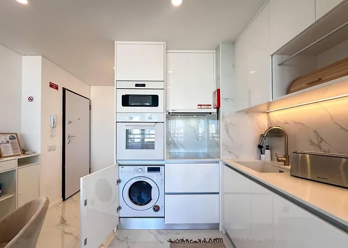 Beira Mar, Com Garagem E Piscina.