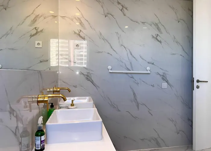 Beira Mar, Com Garagem E Piscina. * Portimão