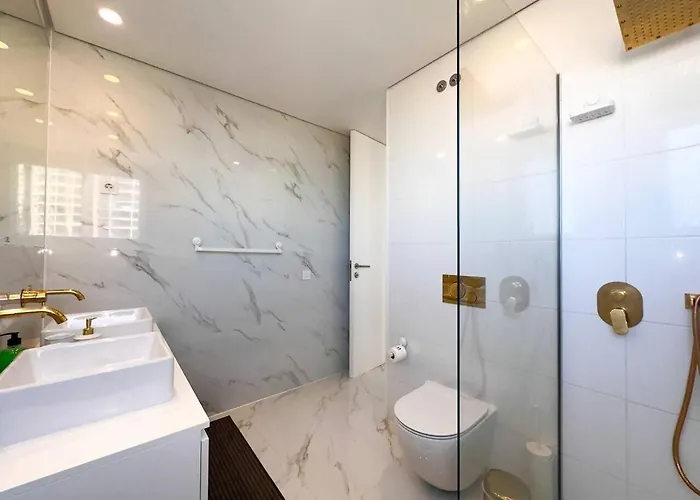 Beira Mar, Com Garagem E Piscina.