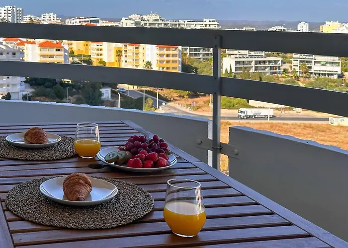 Beira Mar, Com Garagem E Piscina. Portimão