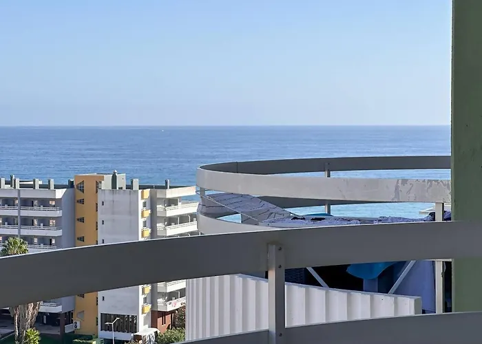 Beira Mar, Com Garagem E Piscina.