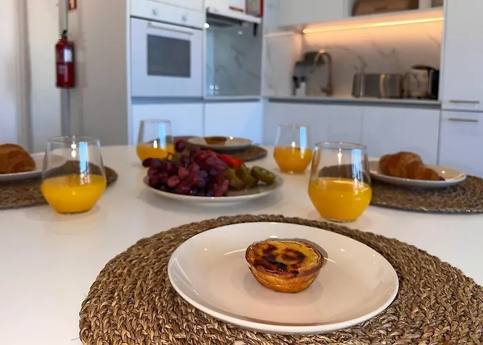 Beira Mar, Com Garagem E Piscina.