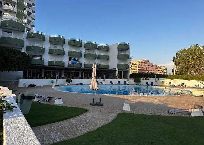 Beira Mar, Com Garagem E Piscina. * Portimão