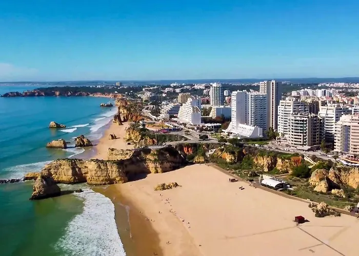 Beira Mar, Com Garagem E Piscina.