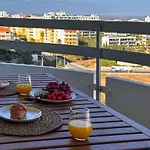 Beira Mar, Com Garagem E Piscina. Portimão