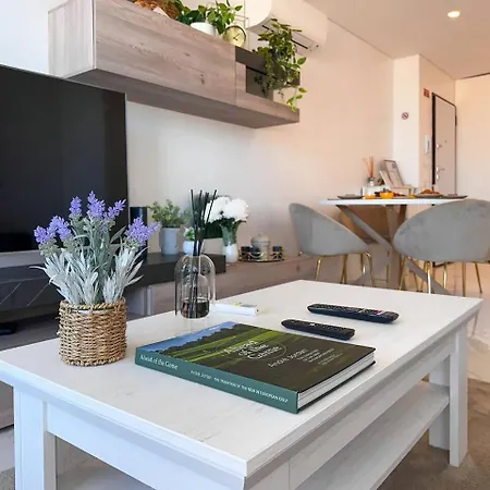 Beira Mar, Com Garagem E Piscina *