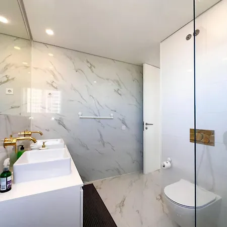 Beira Mar, Com Garagem E Piscina *