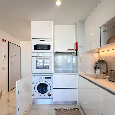 Beira Mar, Com Garagem E Piscina.