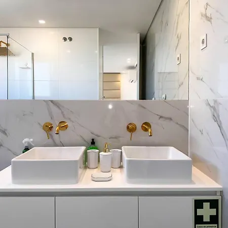 Beira Mar, Com Garagem E Piscina. Апартаменты Портиман