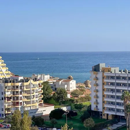 Beira Mar, Com Garagem E Piscina.