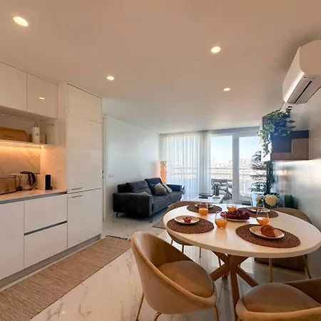 Beira Mar, Com Garagem E Piscina. Appartement