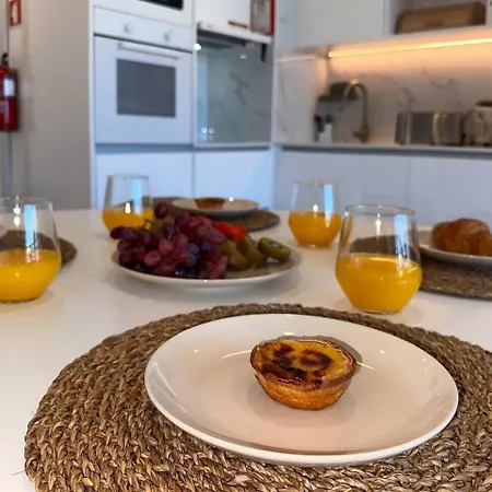 Beira Mar, Com Garagem E Piscina.