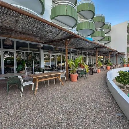 Beira Mar, Com Garagem E Piscina.