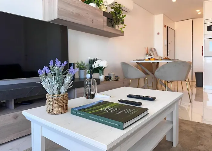 Beira Mar, Com Garagem E Piscina. *