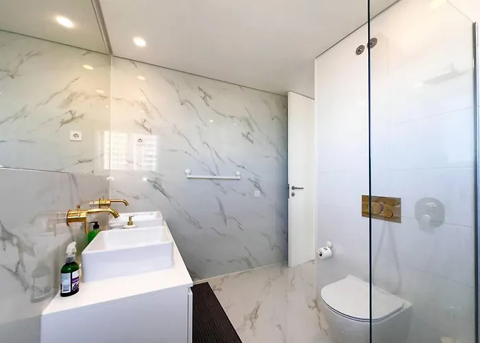 Beira Mar, Com Garagem E Piscina. *