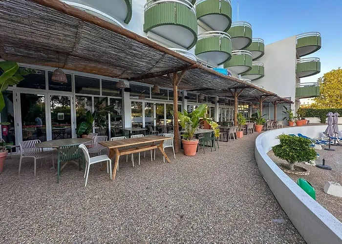 Beira Mar, Com Garagem E Piscina.