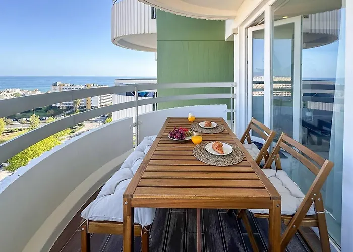 Beira Mar, Com Garagem E Piscina. Apartment