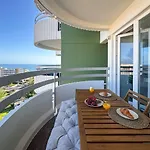 Beira Mar, Com Garagem E Piscina. Portimão