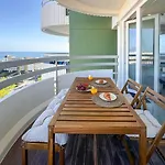 Beira Mar, Com Garagem E Piscina. Διαμέρισμα